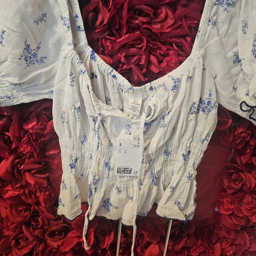 H&M NWT Women's Floral White and Blue Crop Top Size Small